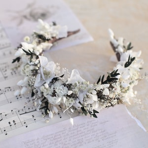 Witte bruidskrans Boho bruiloft Haar tiara Romantische Bruid bloemkroon Eucalyptus Krans voor Bruid Gipskruid haarband Groen Kroon afbeelding 1