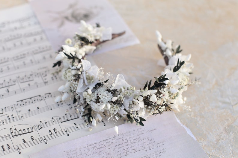 Witte bruidskrans Boho bruiloft Haar tiara Romantische Bruid bloemkroon Eucalyptus Krans voor Bruid Gipskruid haarband Groen Kroon afbeelding 1