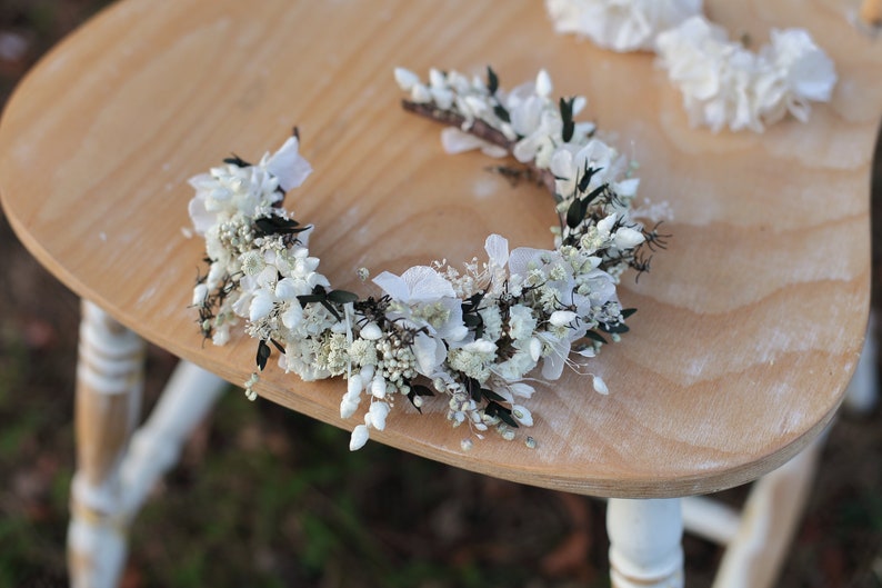 Witte bruidskrans Boho bruiloft Haar tiara Romantische Bruid bloemkroon Eucalyptus Krans voor Bruid Gipskruid haarband Groen Kroon afbeelding 5