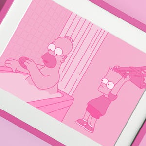 Könnte beinhalten: Rosa gerahmter Druck mit einer Cartoon-Szene von Homer Simpson in einer Badewanne und Bart Simpson mit einer Leiter. Das Kunstwerk ist in Rosatönen gehalten und hat einen minimalistischen Stil.