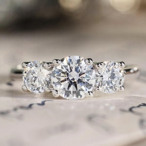2,20 ct Moissanit förlovningsring med tre stenar i rund diamant – Rundslipad Moissanit brudring – Vigselring i massivt guld med tre stenar