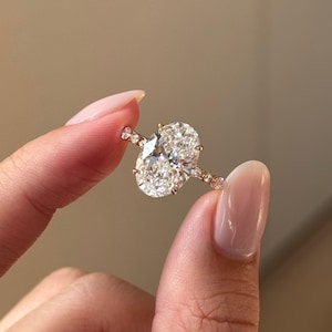Anillo de compromiso con diamante sintético de talla ovalada de 4 quilates y banda con diamantes talla marquesa y redondos, certificado por IGI.