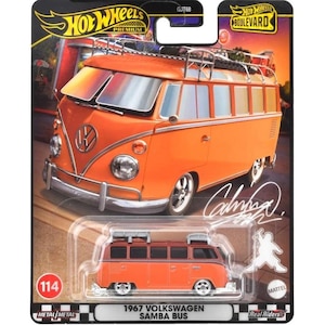 Peut inclure: Une voiture miniature Hot Wheels Premium 1967 Volkswagen Samba Bus en métal moulé sous pression de couleur orange avec un toit blanc et un intérieur noir. La voiture est équipée d'un porte-bagages de toit et d'une planche de surf sur le dessus. La voiture est sur un fond à damiers noir et blanc avec les mots "Hot Wheels Boulevard" et "Real Riders" sur l'emballage.