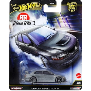 Puede incluir: Un coche de modelo a escala Hot Wheels Premium, el Lancer Evolution IX, en acabado gris. El embalaje presenta el logotipo de la serie "Ronin Run II" y la marca "Real Riders". El coche se muestra en una tarjeta con un fondo dinámico.