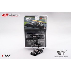 Op de afbeelding: Een zwart Nissan raceauto model met rode en witte accenten, gepresenteerd in de originele verpakking. De verpakking is voorzien van het "MINI GT" logo en "AUTOBACS SUPER GT" branding. Het model is gelabeld met "755".