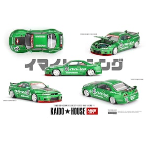 Könnte beinhalten: Ein grünes 1/64-Modellfahrzeug aus Druckguss eines Nissan Skyline GT-R (R33) Imai Racing V1. Das Auto verfügt über einen detaillierten Motor, eine sich öffnende Motorhaube und einen detaillierten Innenraum. Das Auto ist mit "KHMG 150 Nissan Skyline GT-R (R33) Imai Racing V1" und "Kaido House Mini GT" beschriftet.