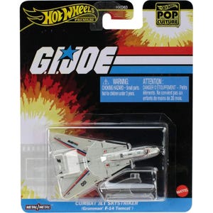 Könnte beinhalten: Hot Wheels Premium G.I. Joe Combat Jet Skystriker (Grumman F-14 Tomcat) Druckgussmodell. Das Spielzeug-Jet ist grau mit roten und blauen Akzenten, und die Nummer "001" ist auf der Seite aufgedruckt. Die Verpackung zeigt die Logos von Hot Wheels und G.I. Joe.