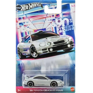 Op de afbeelding: Een zilveren '95 Toyota Celica GT-Four speelgoedauto van Hot Wheels, verpakt op een kaart met een thema uit de jaren 90. De kaart toont het Hot Wheels-logo en het nummer 4/5. De auto heeft zwarte wielen.