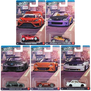 Può includere: Cinque modellini di auto Hot Wheels della collezione Silver Series Compact Kings. Le auto includono una Ford Fiesta rossa, una Honda Civic Type R viola, una Subaru WRX STI grigia, una Mazda MX-5 Miata arancione e una Nissan Sentra SE-R bianca.