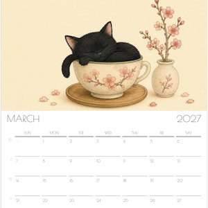 Puede incluir: Un calendario de pared para marzo de 2027 con una ilustraci&oacute;n de un gato negro durmiendo dentro de una taza de t&eacute; color crema decorada con flores de cerezo rosas. Un peque&ntilde;o jarr&oacute;n a juego con ramas de cerezo se sit&uacute;a junto a la taza.