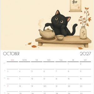 Puede incluir: Un calendario de pared para octubre de 2027 con una ilustraci&oacute;n de un gato negro sentado en una mesa de madera con una tetera y una taza. Un jarr&oacute;n con ramas est&aacute; sobre la mesa y un pergamino con el car&aacute;cter japon&eacute;s de armon&iacute;a cuelga arriba.