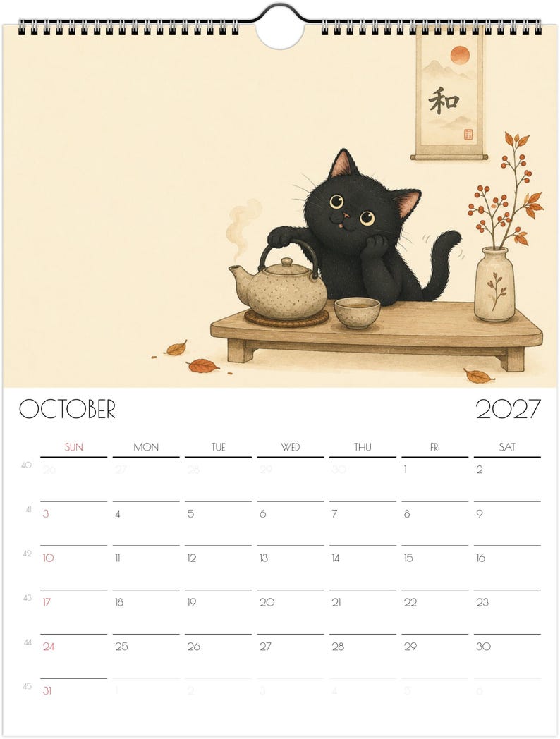 Puede incluir: Un calendario de pared para octubre de 2027 con una ilustraci&oacute;n de un gato negro sentado en una mesa de madera con una tetera y una taza. Un jarr&oacute;n con ramas est&aacute; sobre la mesa y un pergamino con el car&aacute;cter japon&eacute;s de armon&iacute;a cuelga arriba.