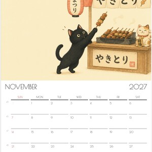 Puede incluir: Un calendario de pared de noviembre de 2027 con una ilustraci&oacute;n de un gato negro alcanzando una brocheta de yakitori en un puesto de comida. El puesto tiene una linterna roja, una figura de gato de la suerte y texto japon&eacute;s. Incluye el calendario.