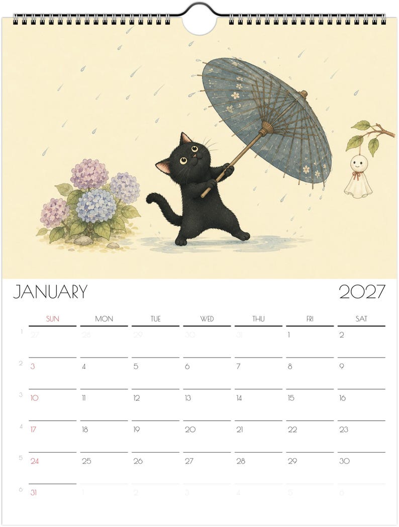 Puede incluir: Un calendario de pared para enero de 2027 con una ilustraci&oacute;n de un gato negro sosteniendo un paraguas azul estampado bajo la lluvia. Junto al gato hay hortensias moradas y azules y una peque&ntilde;a mu&ntilde;eca blanca colgando de una rama.