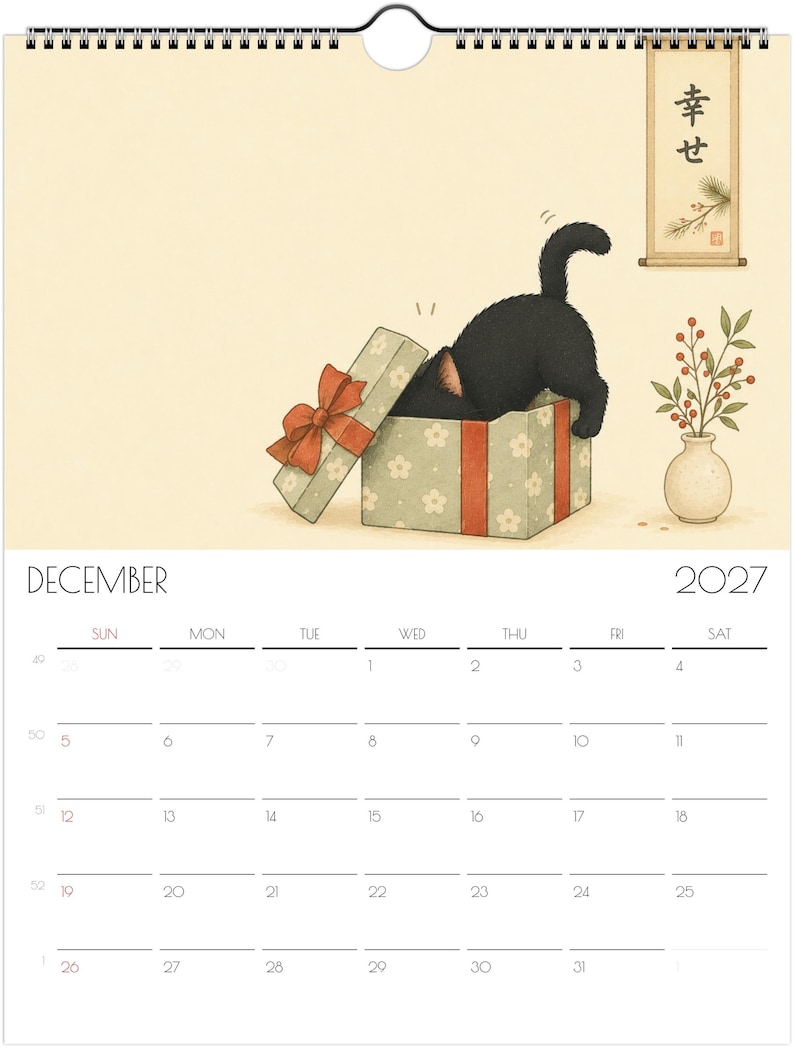 Puede incluir: Una p&aacute;gina de calendario de pared de diciembre de 2027 con una ilustraci&oacute;n de un gato negro dentro de una caja de regalo verde claro con flores blancas y un lazo rojo. A la derecha, un jarr&oacute;n peque&ntilde;o contiene una rama con bayas rojas y un pergamino.