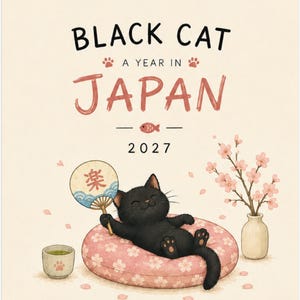Puede incluir: Un calendario de pared 2027 titulado Black Cat A Year In Japan que muestra a un gato negro sobre un coj&iacute;n rosa con estampado de flores de cerezo, sosteniendo un abanico redondo con texto japon&eacute;s, junto a una taza de t&eacute; y un florero.