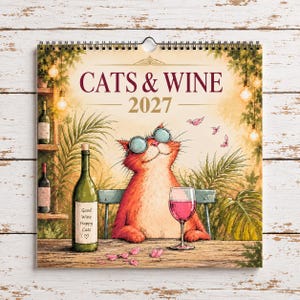 Puede incluir: Un calendario de pared 2027 titulado CATS & WINE con una ilustración de un gato naranja con gafas de sol redondas, sentado en una mesa de madera con una botella de vino etiquetada Good Wine Happy Cats y una copa de vino tinto entre follaje.