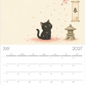 Puede incluir: Un calendario de pared de julio de 2027 con una ilustraci&oacute;n de un gato negro sentado entre flores de cerezo rosas que caen. La escena incluye una linterna de piedra y un pergamino colgante con el kanji japon&eacute;s para primavera. Cuadr&iacute;cula debajo.