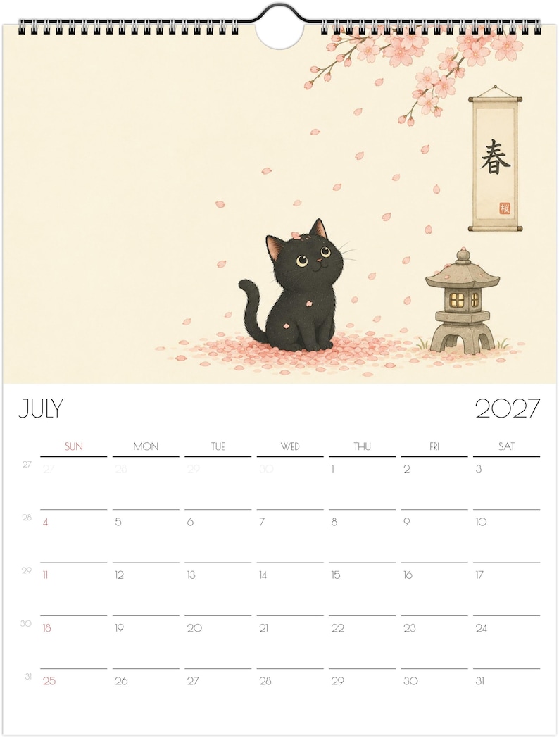 Puede incluir: Un calendario de pared de julio de 2027 con una ilustraci&oacute;n de un gato negro sentado entre flores de cerezo rosas que caen. La escena incluye una linterna de piedra y un pergamino colgante con el kanji japon&eacute;s para primavera. Cuadr&iacute;cula debajo.