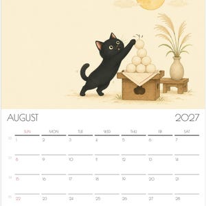 Puede incluir: Un calendario de pared para agosto de 2027 con una ilustraci&oacute;n de un gato negro alcanzando una pila de pasteles de arroz redondos blancos sobre un soporte de madera. Una luna llena, nubes y un jarr&oacute;n con hierba alta se ven al fondo.