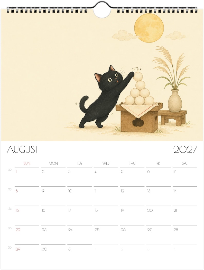 Puede incluir: Un calendario de pared para agosto de 2027 con una ilustraci&oacute;n de un gato negro alcanzando una pila de pasteles de arroz redondos blancos sobre un soporte de madera. Una luna llena, nubes y un jarr&oacute;n con hierba alta se ven al fondo.