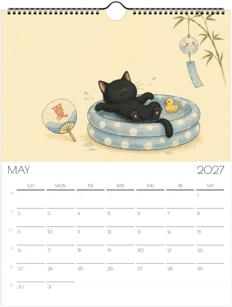 Puede incluir: Una p&aacute;gina de calendario de pared para mayo de 2027 con la ilustraci&oacute;n de un gato negro relaj&aacute;ndose en una piscina inflable azul con lunares blancos junto a un patito de goma amarillo, un abanico redondo con el car&aacute;cter japon&eacute;s de verano y un carill&oacute;n.