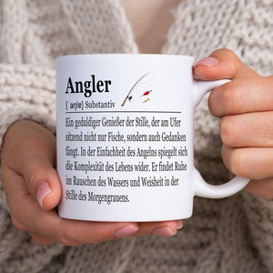 Può includere: Tazza in ceramica bianca con una definizione in bianco e nero della parola "Angler" in tedesco. La definizione recita: "Un paziente godimento del silenzio, che seduto sulla riva non solo pesca pesci, ma anche pensieri. Nella semplicità della pesca, si riflette la complessità della vita. Trova pace nel rumore dell'acqua e saggezza nella quiete della nebbia mattutina."