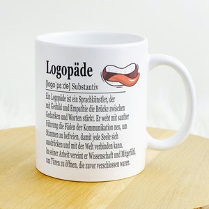 Op de afbeelding: Witte keramische mok met een zwarte en rode illustratie van een uitstekende tong. De mok heeft een zwart handvat en de tekst "Logopäde [logo'pe:də] Substantiv" en een definitie van het woord in het Duits.