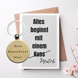 Karte "Alles beginnt mit einem Match" mit personalisiertem Schlüsselanhänger Holz, Freund, Geschenk Partner, Liebe, Spaß Spruchkarte, Frau