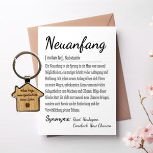 Nouvelle carte de départ avec porte-clés en forme de maison. Gravé avec un dicton approprié, souvenir pour une pendaison de crémaillère, un nouvel appartement, un déménagement.