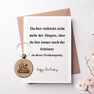 Biglietto divertente "Il più bello nella tua categoria di prezzo" con portachiavi rotondo in legno. Biglietto d'auguri per uomo, regalo di compleanno