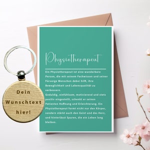 May include: A wooden keychain with the text "Dein Wunschtext hier!" on a light brown background. The keychain is next to a card with a teal background and the text "Physiotherapeut" in white. The card has a description of a physiotherapist in German.