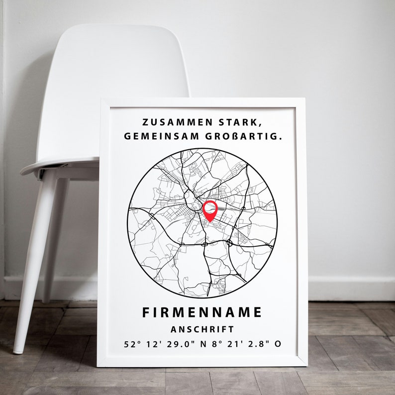 May include: Black and white map print with a red pin marking a location. The text reads "Zusammen Stark, Gemeinsam Grobartig." and "FIRMENNAME ANSCHRIFT 52&deg; 12' 29.0" N 8&deg; 21' 2.8" O".