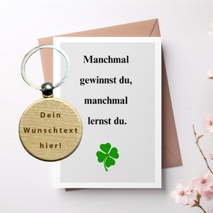 Karte "Manchmal gewinnst du, manchmal lernst du" mit personalisiertem Schlüsselanhänger aus Holz, Mutmacher, schwere Zeiten, Angst, Lernen