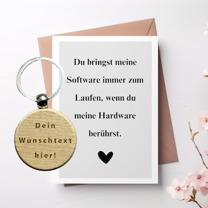 Karte " Du bringst meine Software immer zum Laufen, wenn du meine Hardware berührst" mit personalisiertem Schlüsselanhänger Holz, Partner