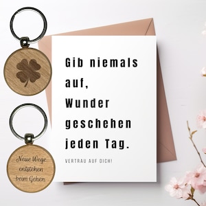 Gib Niemals auf Karte mit Umschlag und Schlüsselanhänger aus Holz beidseitig graviert, Mutmacher Geschenk, Herausforderung, Prüfung, Ziele