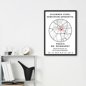May include: Black and white map print with a red pin marking a location. The text reads "Zusammen Stark, Gemeinsam Grobartig." and "Praxis Dr. Reinhardt Hauptstrasse 38, 49134 Wallenhorst 52&deg; 12' 29.0" N 8&deg; 21' 2.8" O".