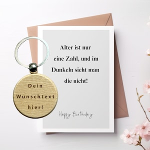 Karte " Bleib wie du bist, älter wirst du von allein" Geburtstagskarte mit Umschlag und Schlüsselanhänger Holz, personalisiert Lasergravur