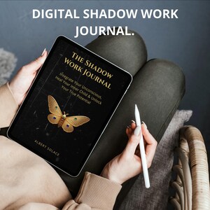 Puede incluir: Una tableta digital que muestra "THE SHADOW WORK JOURNAL" con una mariposa dorada. El texto dice "Integra tu inconsciente, cura a tu niño interior y desbloquea tu verdadero potencial" por Albert Solace. Las palabras "DIGITAL SHADOW WORK JOURNAL" están arriba.