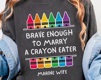 Camiseta "Valiente para casarte con un come-crayones", divertida camiseta para esposa de un marine, regalo para esposa de un marine, prometida de un marine, cónyuge de un marine
