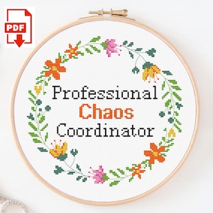 Puede incluir: Patrón de punto de cruz con una corona de flores y el texto "Professional Chaos Coordinator" en letras negras y naranjas.