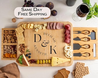Könnte beinhalten: Ein personalisiertes Käsebrett aus Bambus mit einer Charcuterie-Anordnung, darunter Cracker, Käse, Fleisch, Nüsse und Obst. Das Brett ist mit den Namen "Delilah & Kenneth" graviert. Eine Weinflasche und ein Glas sind ebenfalls vorhanden.