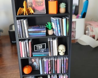 Lote de 10 miniaturas decorativas para estanterías: pequeños tesoros literarios para tu minibiblioteca.