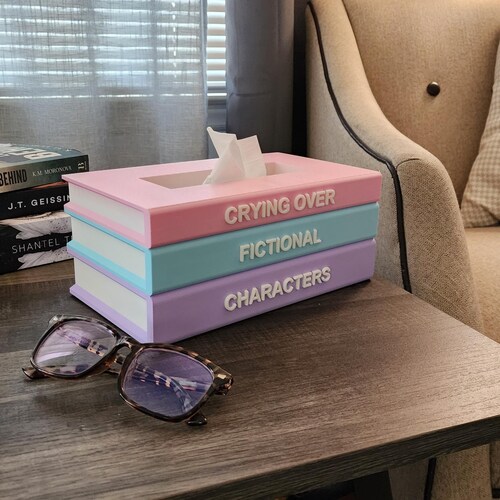 Caja de pañuelos con temática de libros: pila de libros, llanto por personajes de ficción