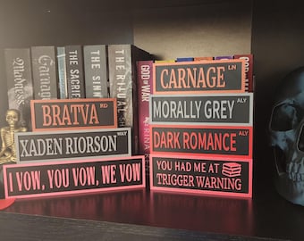 Letreros oscuros para estanterías, letreros de calle para estanterías, letreros de TBR, letreros obscenos, regalos para amantes de los libros, regalos para lectores, letreros personalizados para estanterías