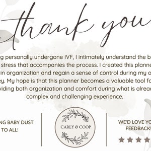 Op de afbeelding: Een bedankkaart met een bloemmotief en de tekst "dankjewel". De kaart bevat een bericht over een planner voor IVF-trajecten en een logo voor Carly & Coop. De kaart bevat ook een vijfsterrenbeoordeling en de tekst "We waarderen uw feedback!"