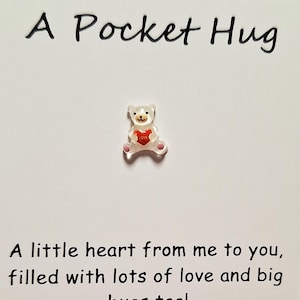 mini Pocket Hug - Taschen Umarmung, mini Bär, Geschenk für liebe Menschen, Liebe, Resin, mini Bär mit rotem Herz in den Händen