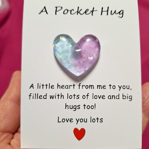 Pocket Hug - Taschen Umarmung, Karte mit Glitzerherz, Geschenk für liebe Menschen, Harzherz mit Glitzer, Liebe, Resin, Gastgeber Geschenk