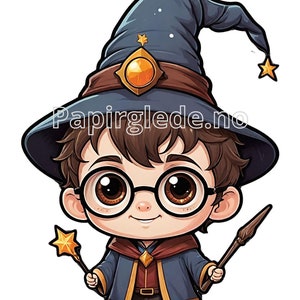 May include: A cartoon illustration of a young wizard wearing a blue and brown pointed hat with a gold star and a yellow gem. He is holding a wand in one hand and a magic stick in the other. He is wearing a blue and gold robe and brown shoes. The image has the text "Papirglede.no" on it.