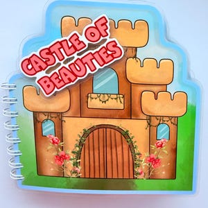 Pode incluir: Um caderno espiral com um desenho de castelo de desenho animado. O castelo é bege com uma porta de madeira, janelas e torres. O texto "CASTLE OF BEAUTIES" está em uma faixa. Flores vermelhas e vinhas verdes decoram o castelo.